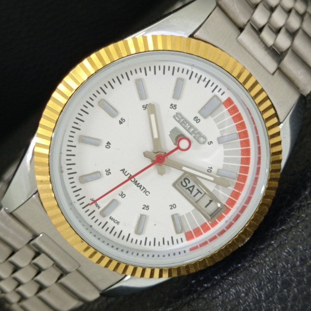 Vintage 1970 Seiko Automatic Mens Silver Watch WDaydate  Glass Back